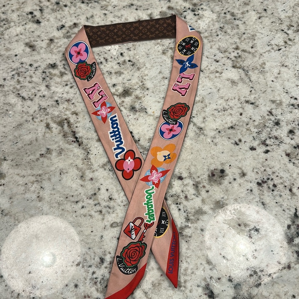 LOUIS VUITTON Bandana Scarf Ribbon LV
Silk Monogram LV Stories BB Bandea